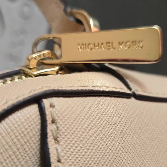 Michael Kors Cream Jet Set Crossbody Bag with Gold Accents - Picture 5 of 12